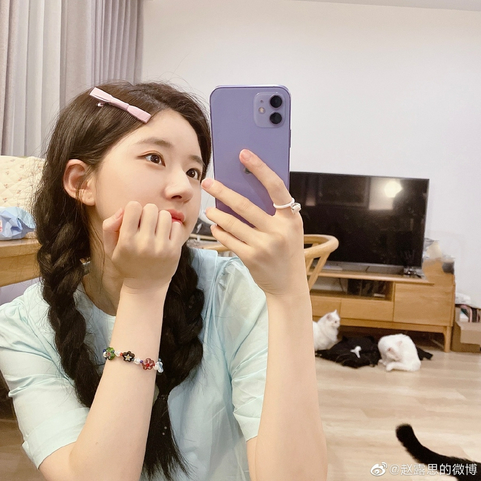 赵露思七夕晒九宫格自拍嘟嘴卖萌喵星人也出镜