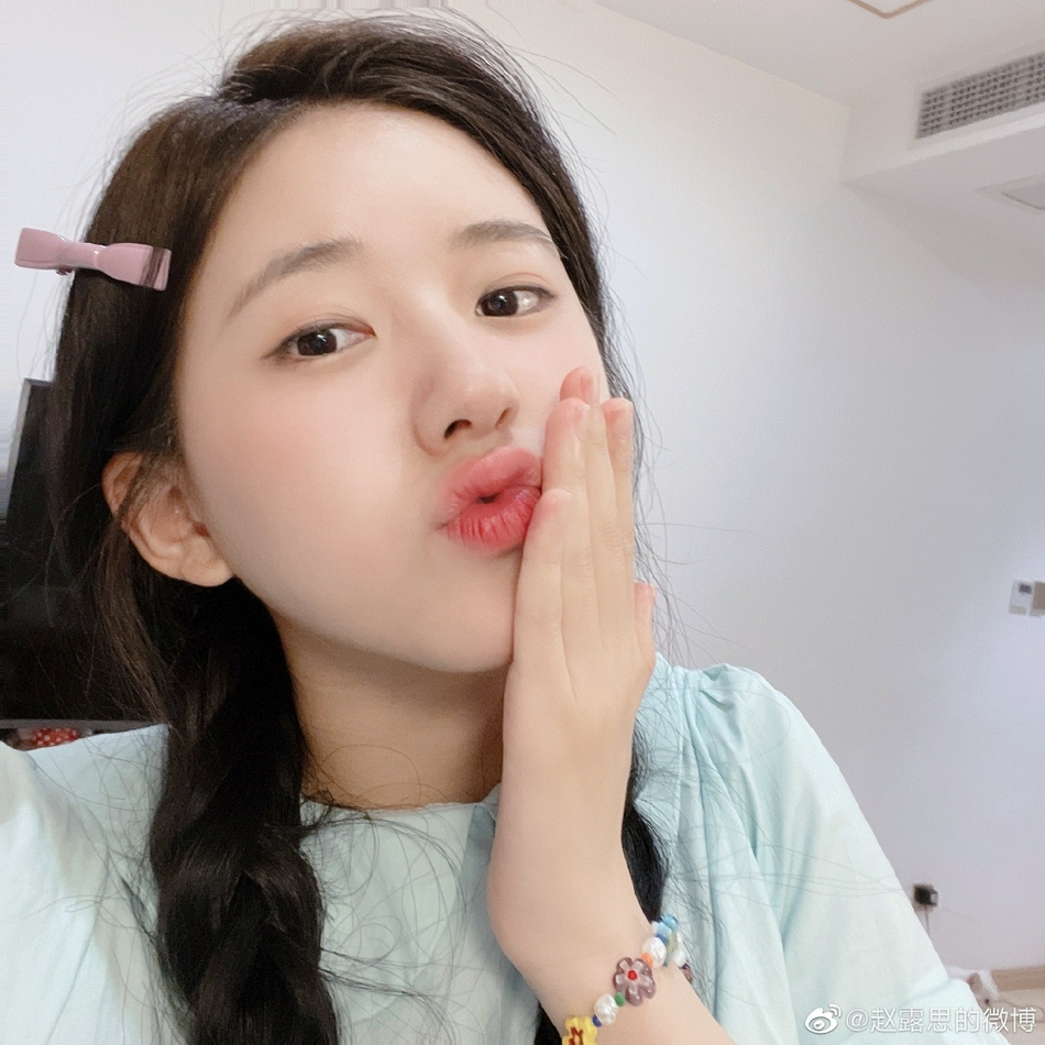 赵露思七夕晒九宫格自拍嘟嘴卖萌喵星人也出镜