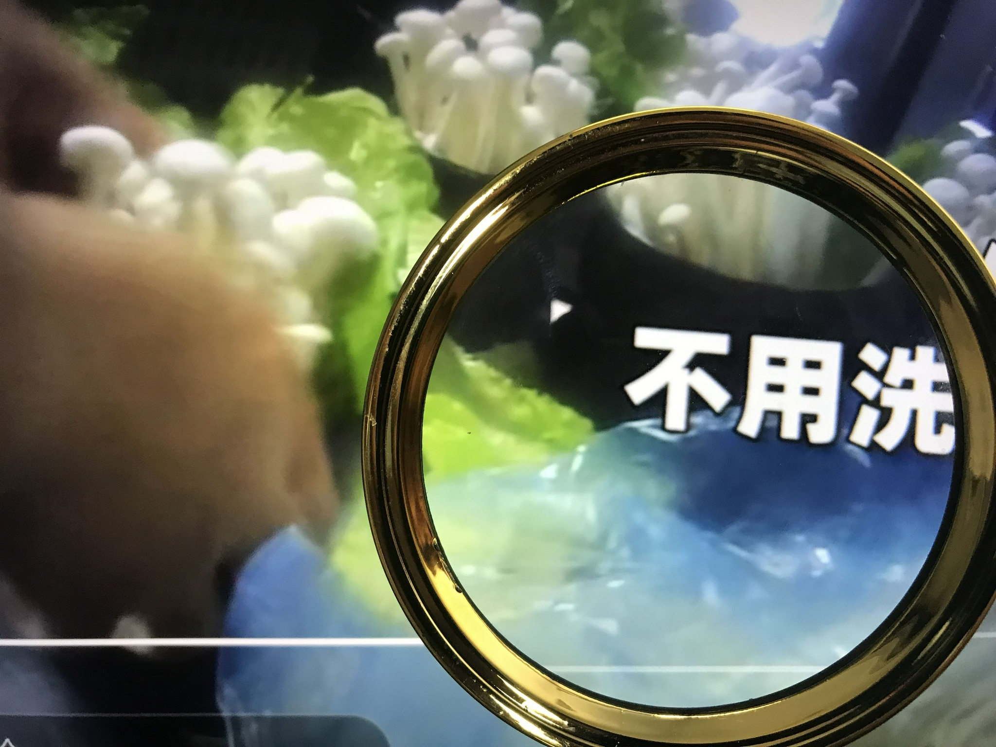 郑恺火锅店售卖变质食材：生菜回收重复使用 卤