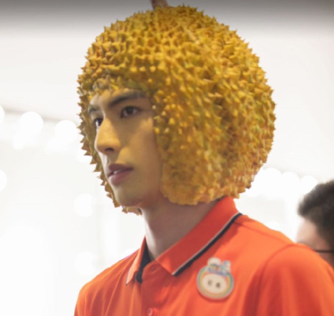 以假乱真!宋威龙cos榴莲躲进水果摊 相似度极高