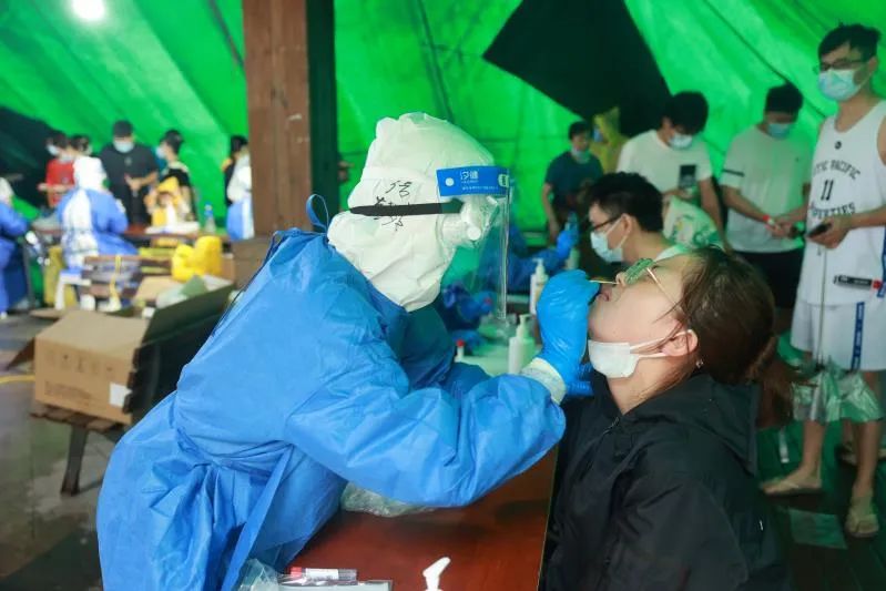 暴雨中有序开展!心圆西苑第三轮核酸检测采样顺利完成