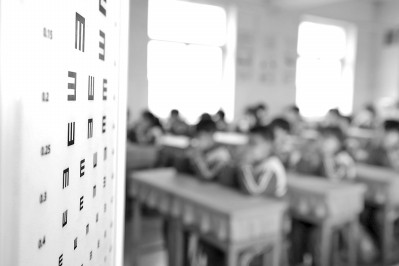 河北省邢台市隆尧县第三实验小学的学生在做眼保健操。新华社发