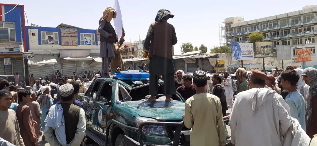 8月13日，塔利班武装人员在阿富汗第二大城市坎大哈街头。新华社发