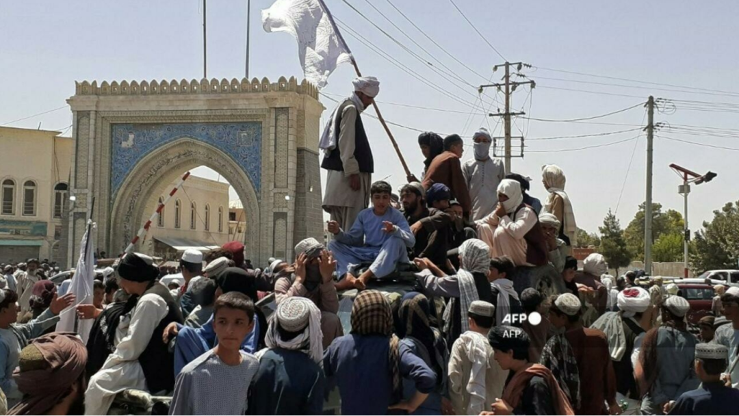 2021年8月13日，阿富汗南部坎大哈市，塔利班武装人员挥舞着塔利班旗帜。