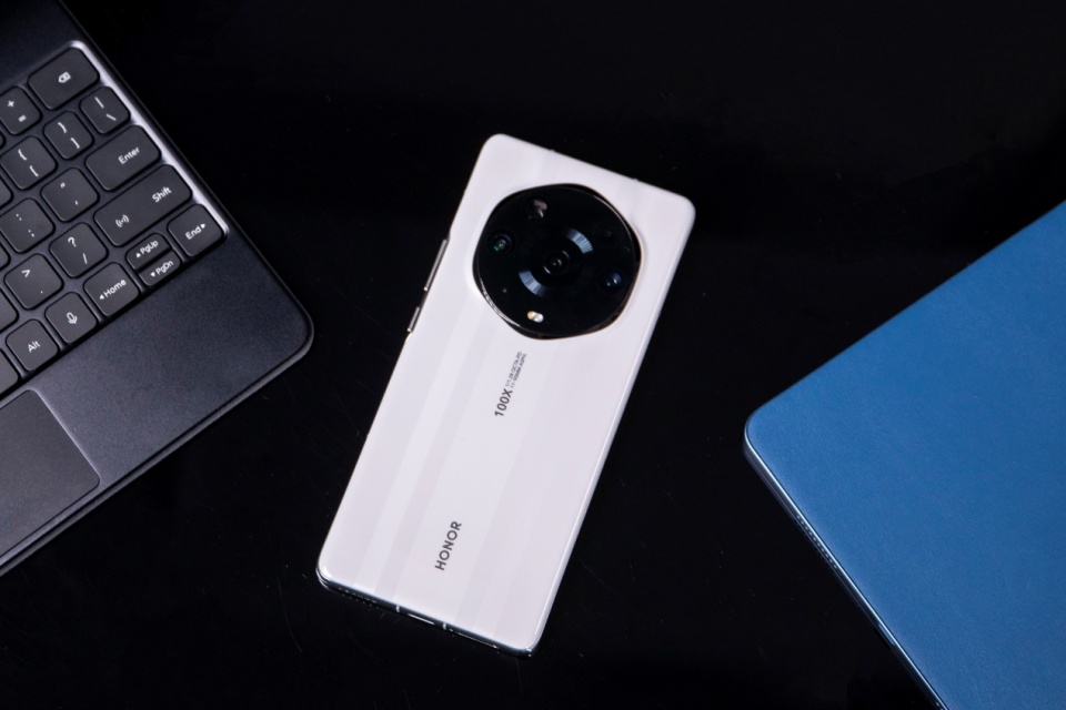 在刚发布的荣耀magic3系列旗舰新品中,荣耀magic3 至臻版带来的惊喜