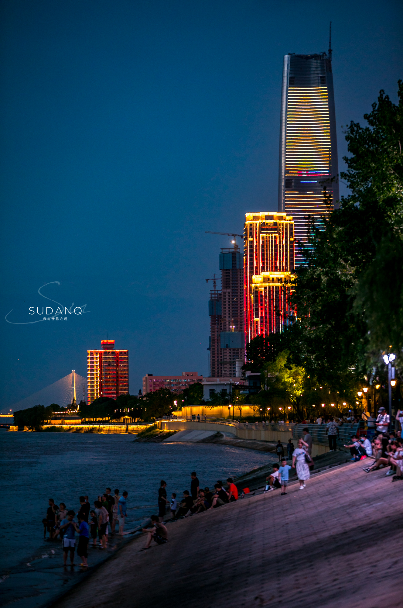 不论是站在汉阳江滩,汉口江滩,抑或是武昌江滩,武汉江景的魅力都令人