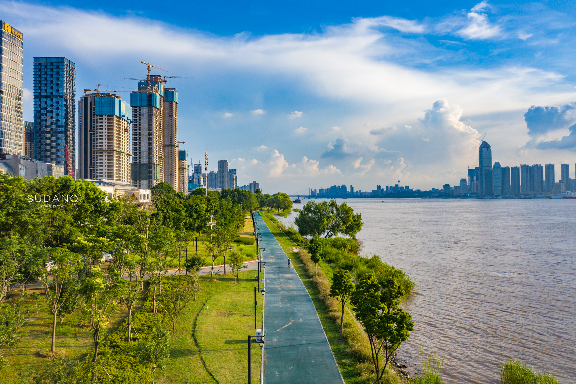 但在人们印象中,汉口,武昌和汉阳的这三大经典江滩构成了武汉江滩最美