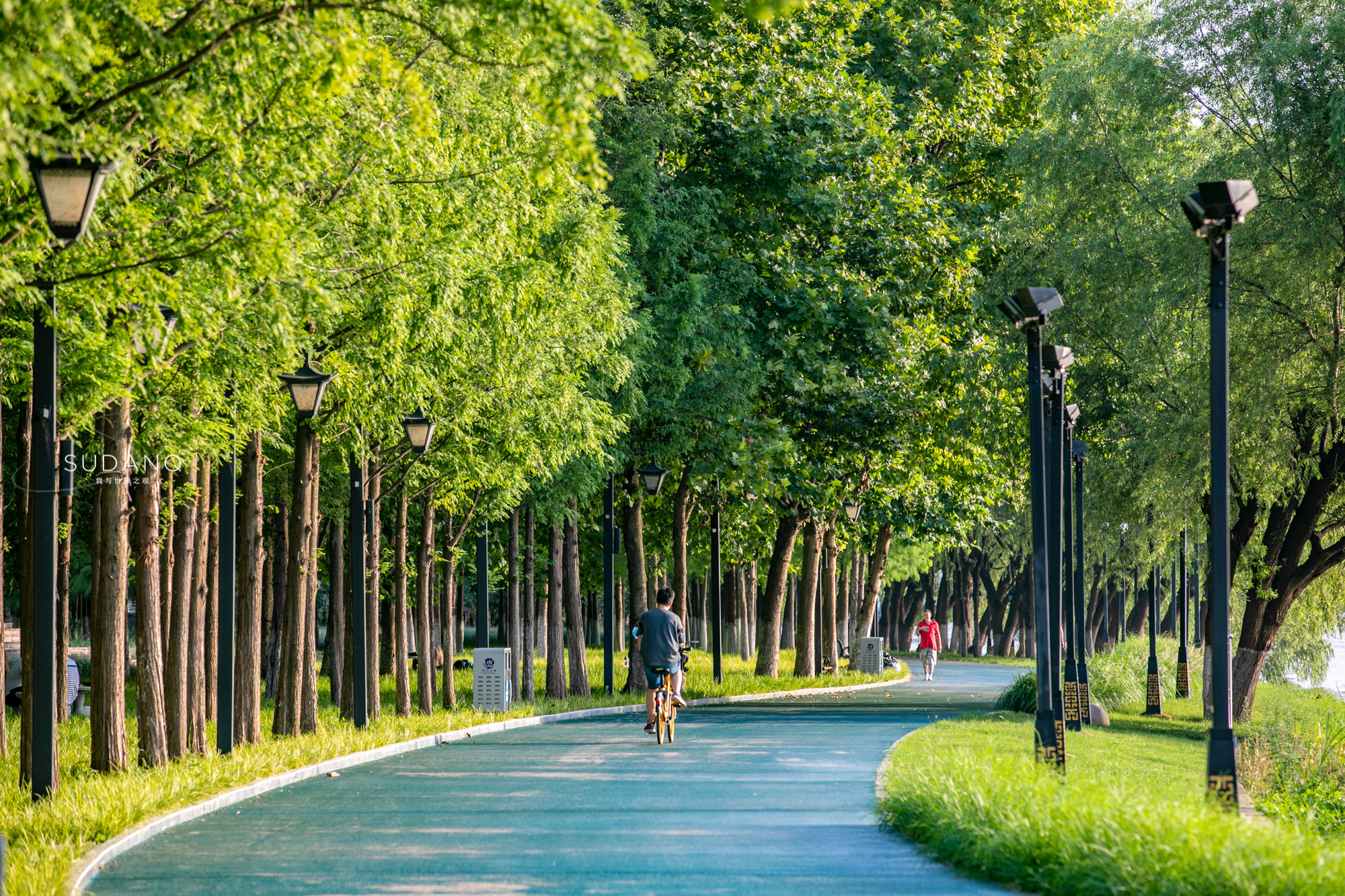 但较于时尚,繁华的汉口江滩,武昌江滩充满了朴实的本地生活气息.