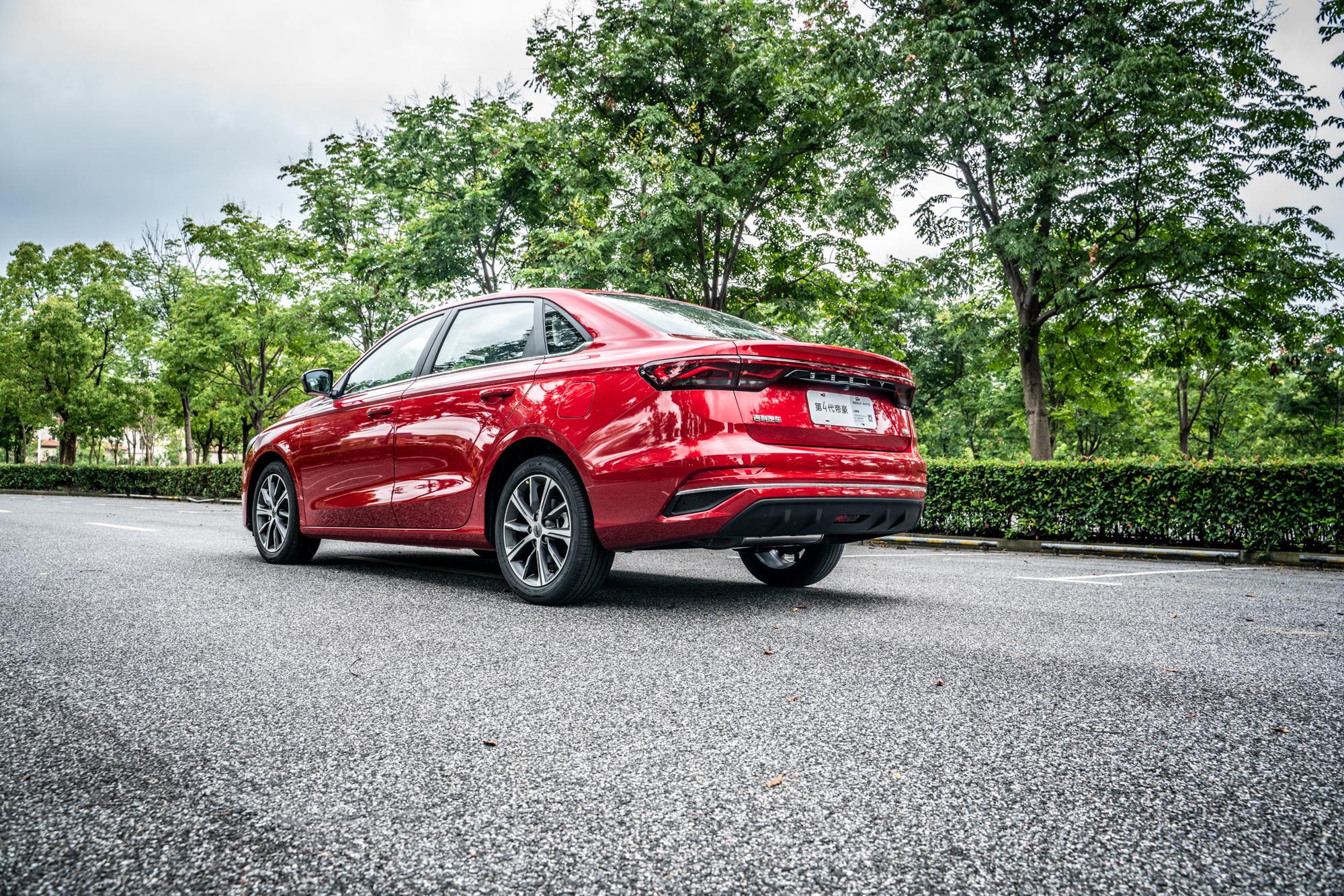 蹭拍有惊喜,初识第四代吉利帝豪,外形更时尚更年轻