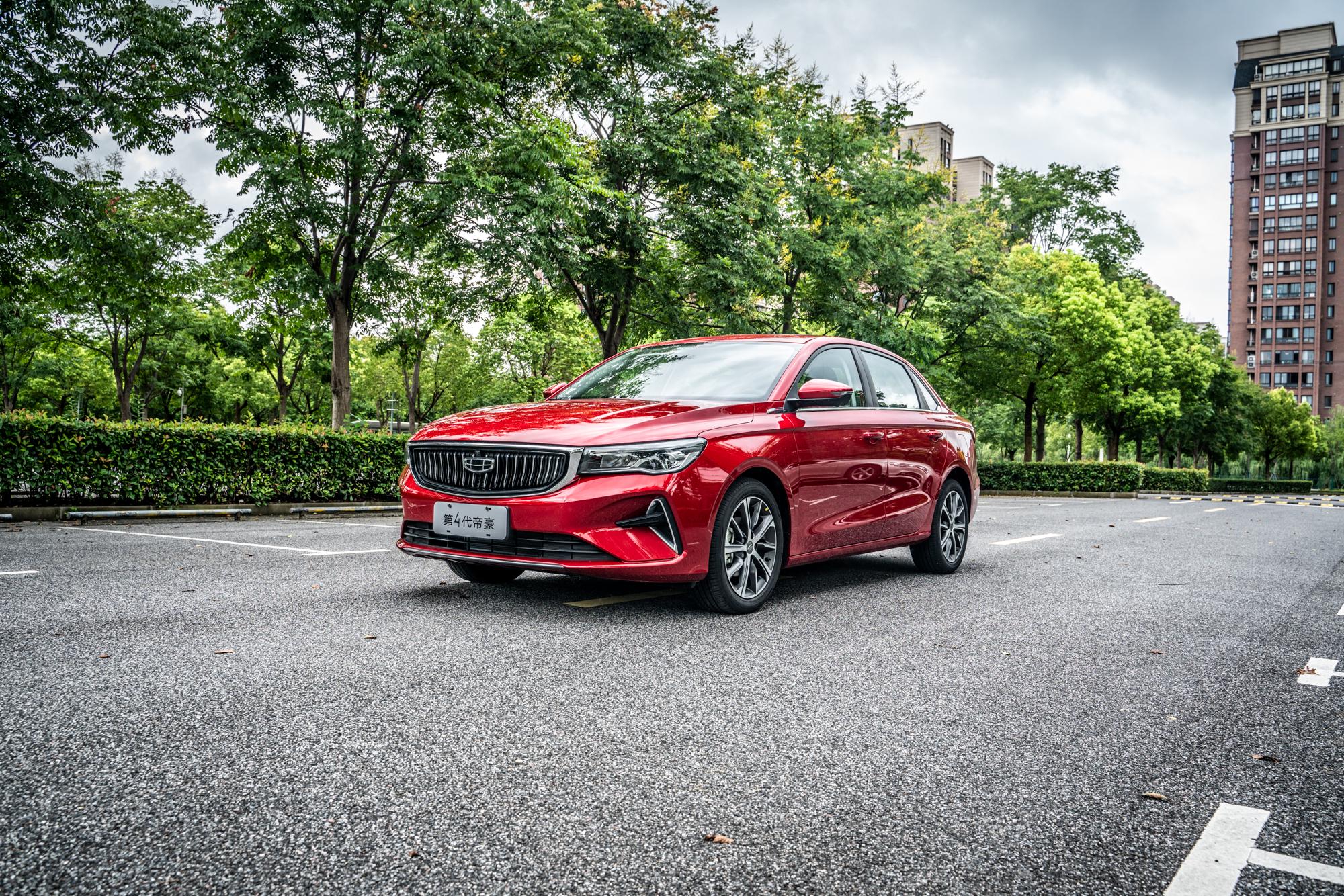 蹭拍有惊喜,初识第四代吉利帝豪,外形更时尚更年轻