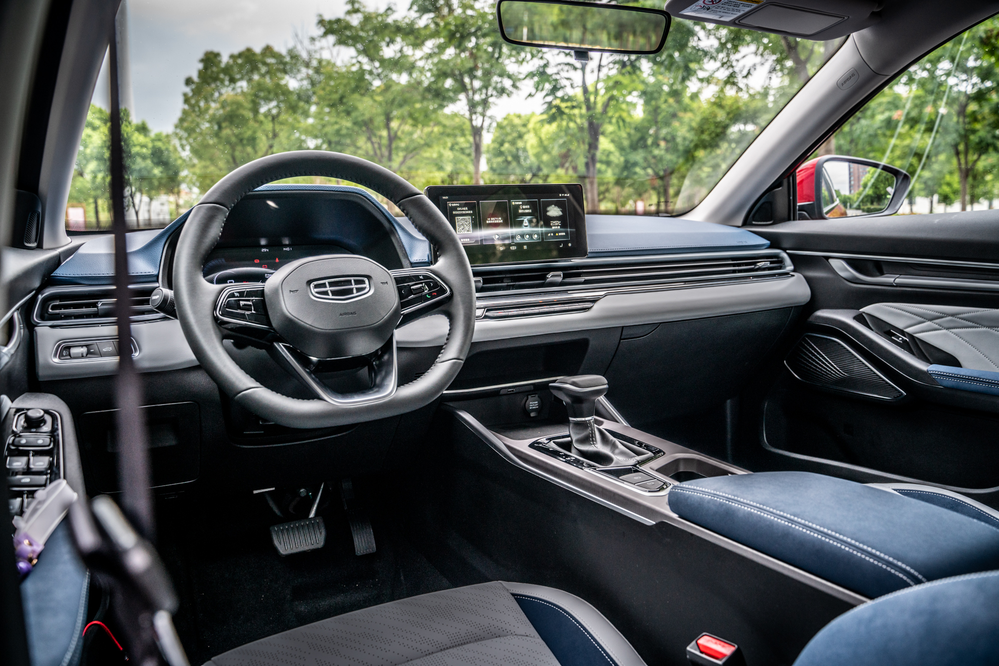 蹭拍有惊喜,初识第四代吉利帝豪,外形更时尚更年轻