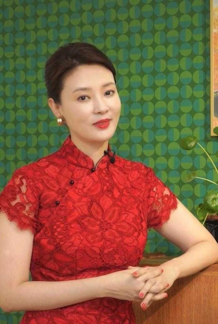 43岁刘芳菲很有"贵妇范",穿红色旗袍连衣裙高贵优雅,美得惊艳