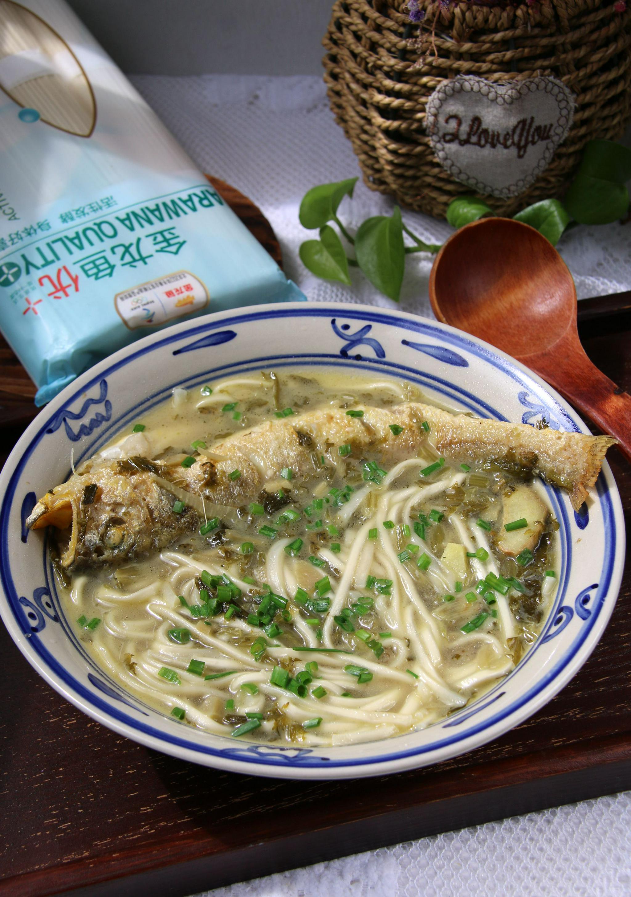 一碗暖身暖胃的雪菜黄鱼面汤鲜面软给你安心的美食享受