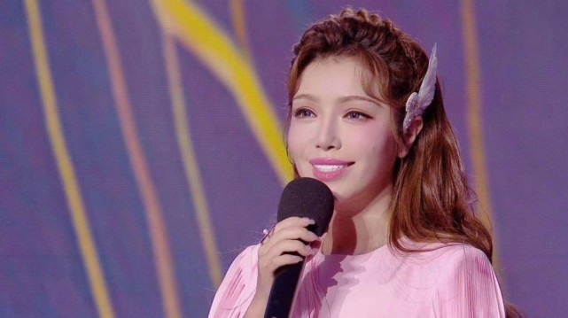 央视审美大变维妮娜混血脸比央视脸还美穿礼服亮相彻底大火