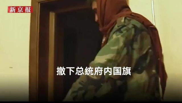 塔利班攻占阿富汗总统府画面 手持长枪坐椅子上休闲区蓝鸢梦想 - Www.slyday.coM