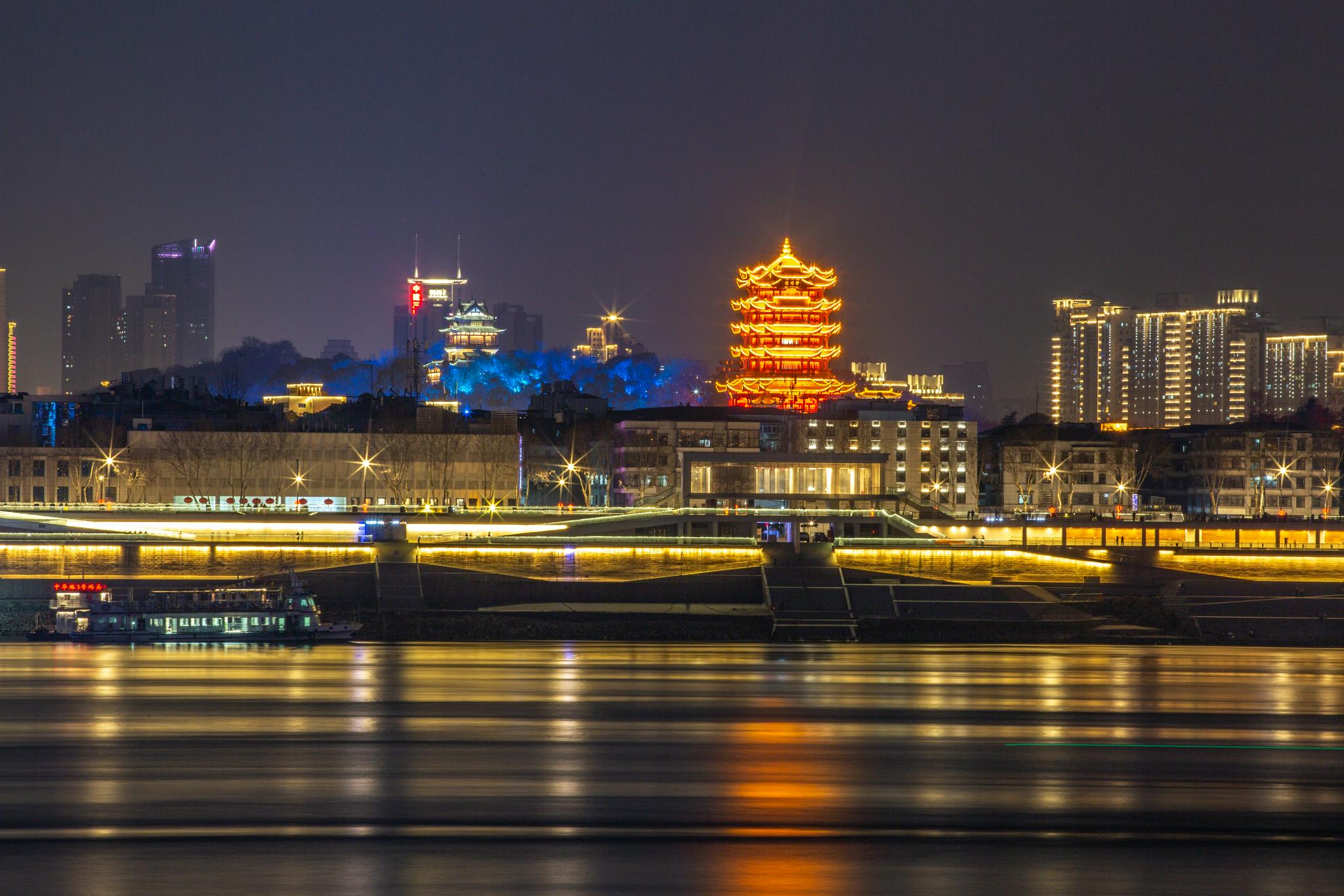 从晴川阁起往鹦鹉洲汉阳桥梁公园,这中间的一段江景最是精致,宁静