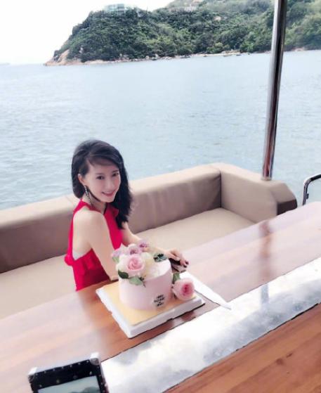 阔太李念游艇生日派对照又曝光,美女如云长腿满屏,曾惹炫富争议