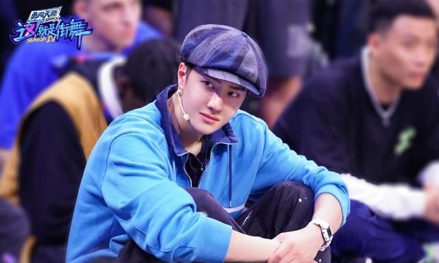 街舞4王一博队长英伦复古造型蓝色卫衣搭配黑色喷漆运动裤