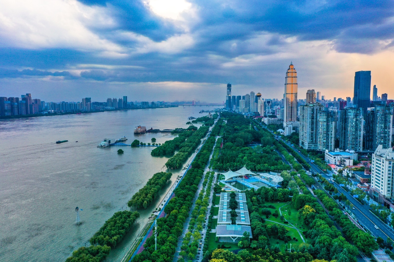武汉江滩总体面积已超200万平方米庞大的露天公园风光壮阔