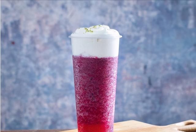 葡萄芝士奶盖茶剥皮去籽的葡萄,柠檬汁,蜂蜜加入榨汁机混合榨汁,然后