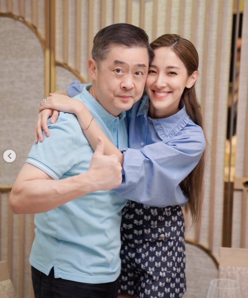 陈凯琳晒照为爸爸和老公庆生52岁郑嘉颖帅气出镜儿子萌态十足