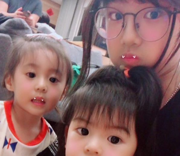 贾静雯为咘咘庆生梧桐妹打扮时尚超大耳环很显眼真的好幸福