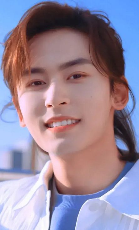 张哲瀚旧照被扒,与美人鱼雕塑合影行为低俗,网友:真yue了!