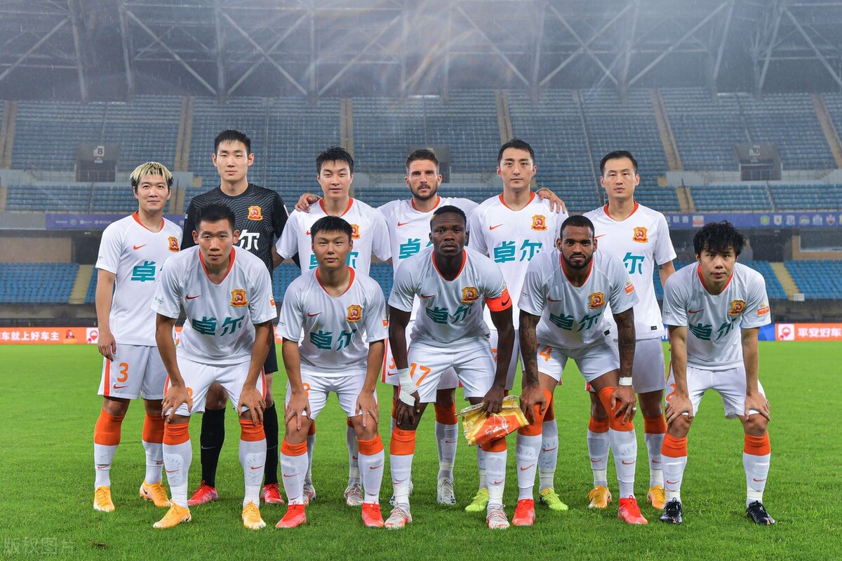 丧失底线武汉队遇争议判罚2点球遭无视李霄鹏黑脸3分飞了