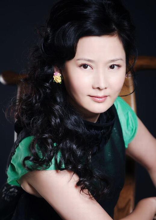 那年,何赛飞在浙江省艺校培训期间,与班上一位老师的儿子杨楠一见钟情