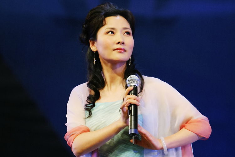 越剧演员转型成实力派老戏骨,年过四旬终当母亲,一家三口超幸福