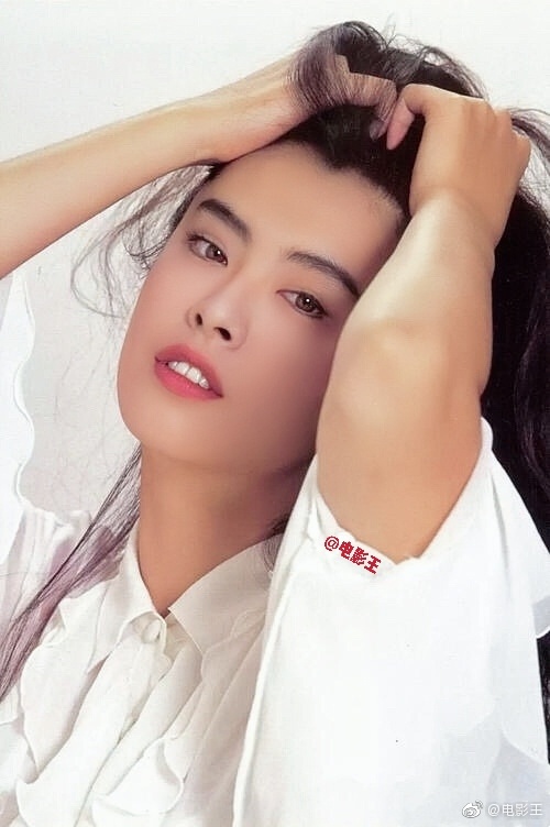 王祖贤简简单单的白衬衣也可以很美