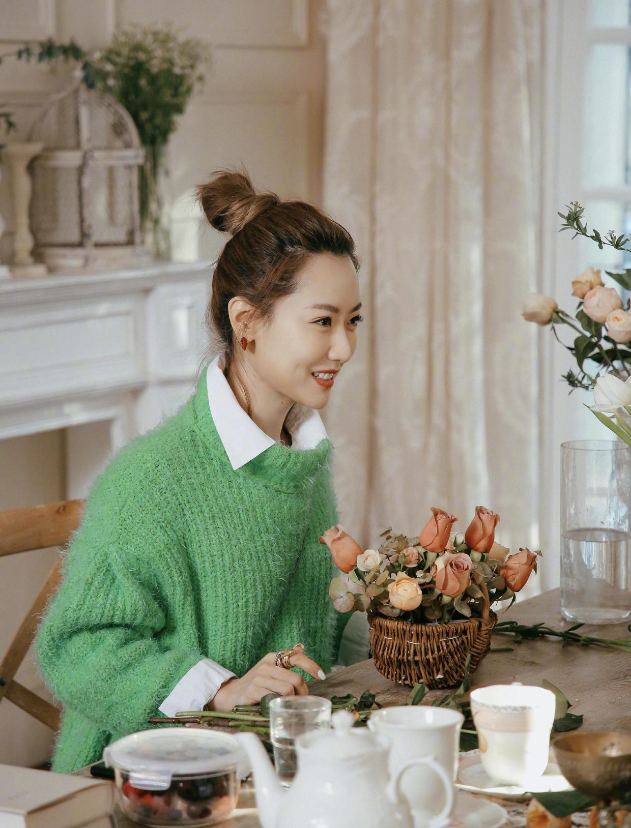 白冰造型用力过猛露脐装配皮草贵气十足牛仔裤配渔网袜太惹眼