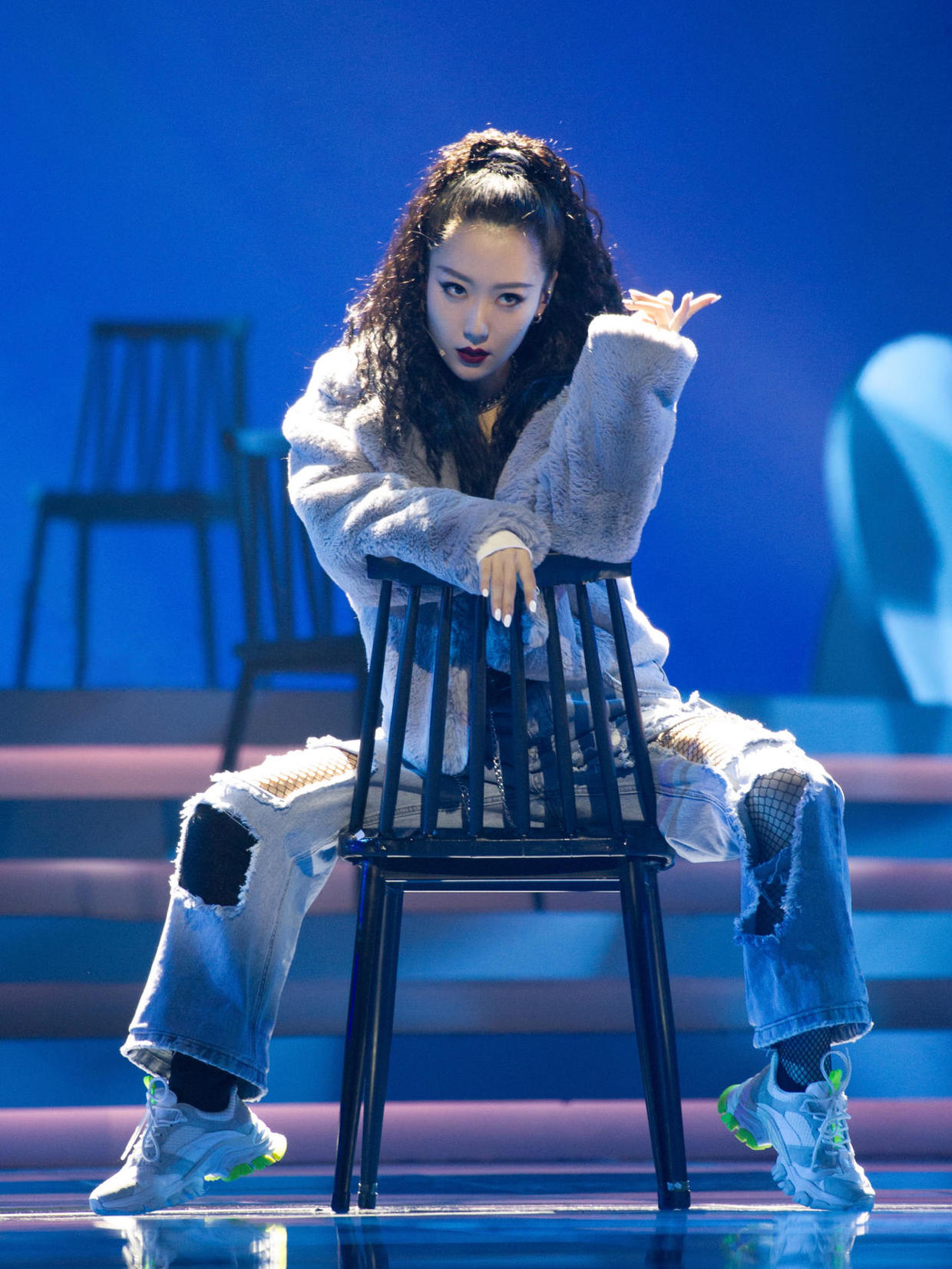 白冰造型用力过猛露脐装配皮草贵气十足牛仔裤配渔网袜太惹眼