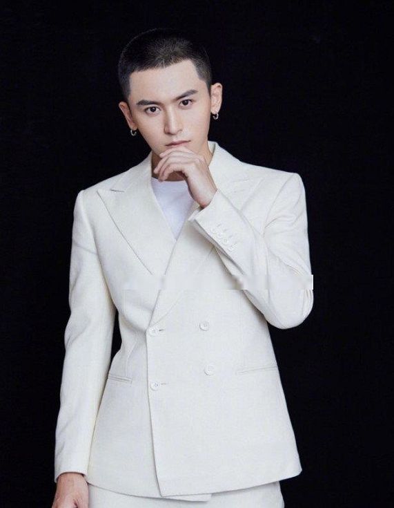 张哲瀚旧照被扒,与美人鱼雕塑合影行为低俗,网友:真yue了!