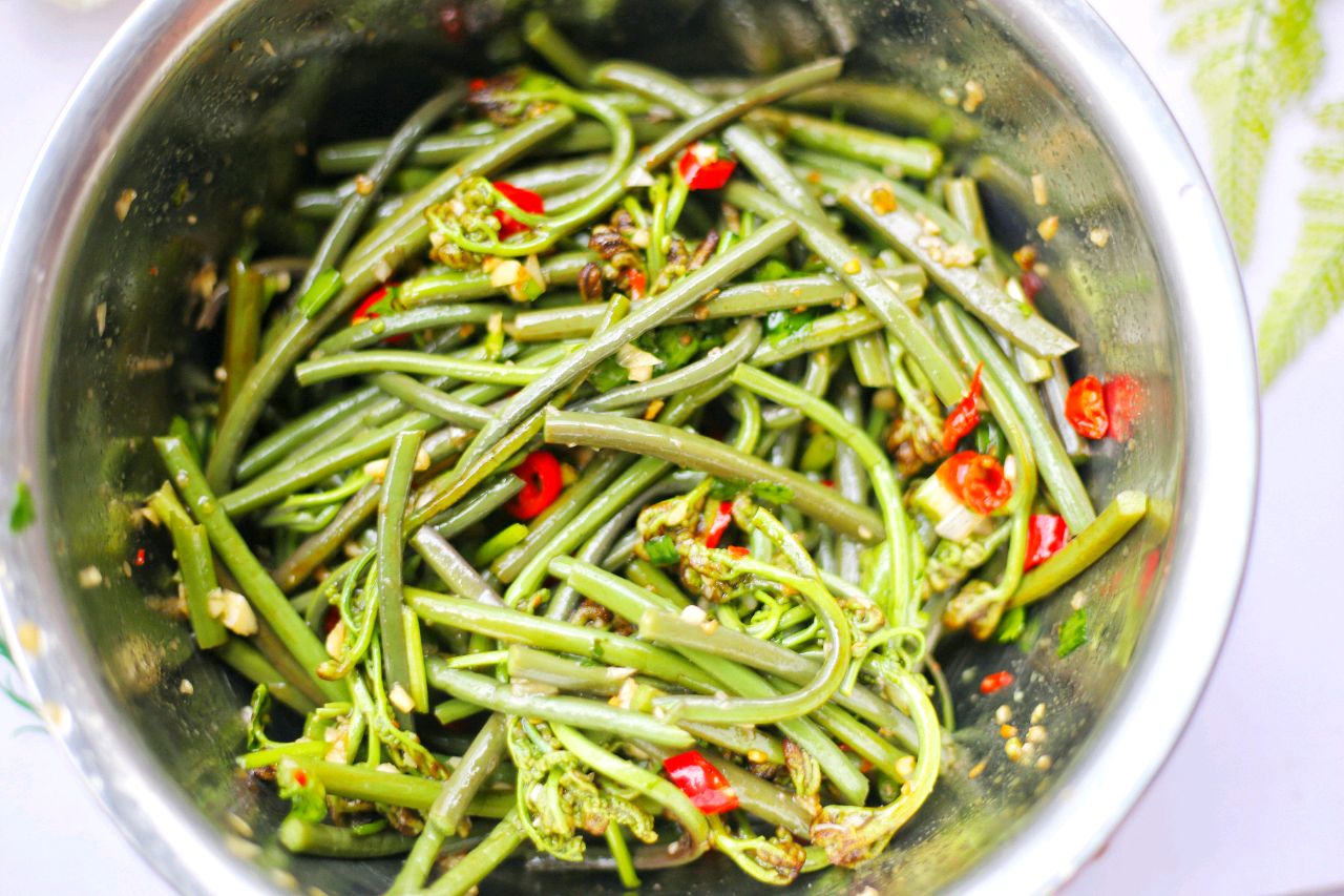 天气燥热多吃蕨菜简单拌一拌清凉开胃还下饭味道太好了