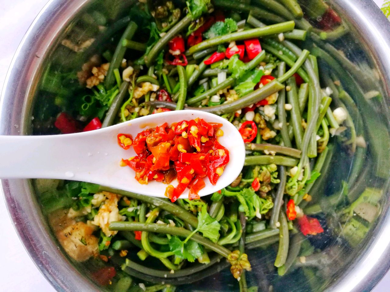 然后再加入少许的香油搅拌均匀,这道美味的凉拌蕨菜就做好了,鲜香麻辣