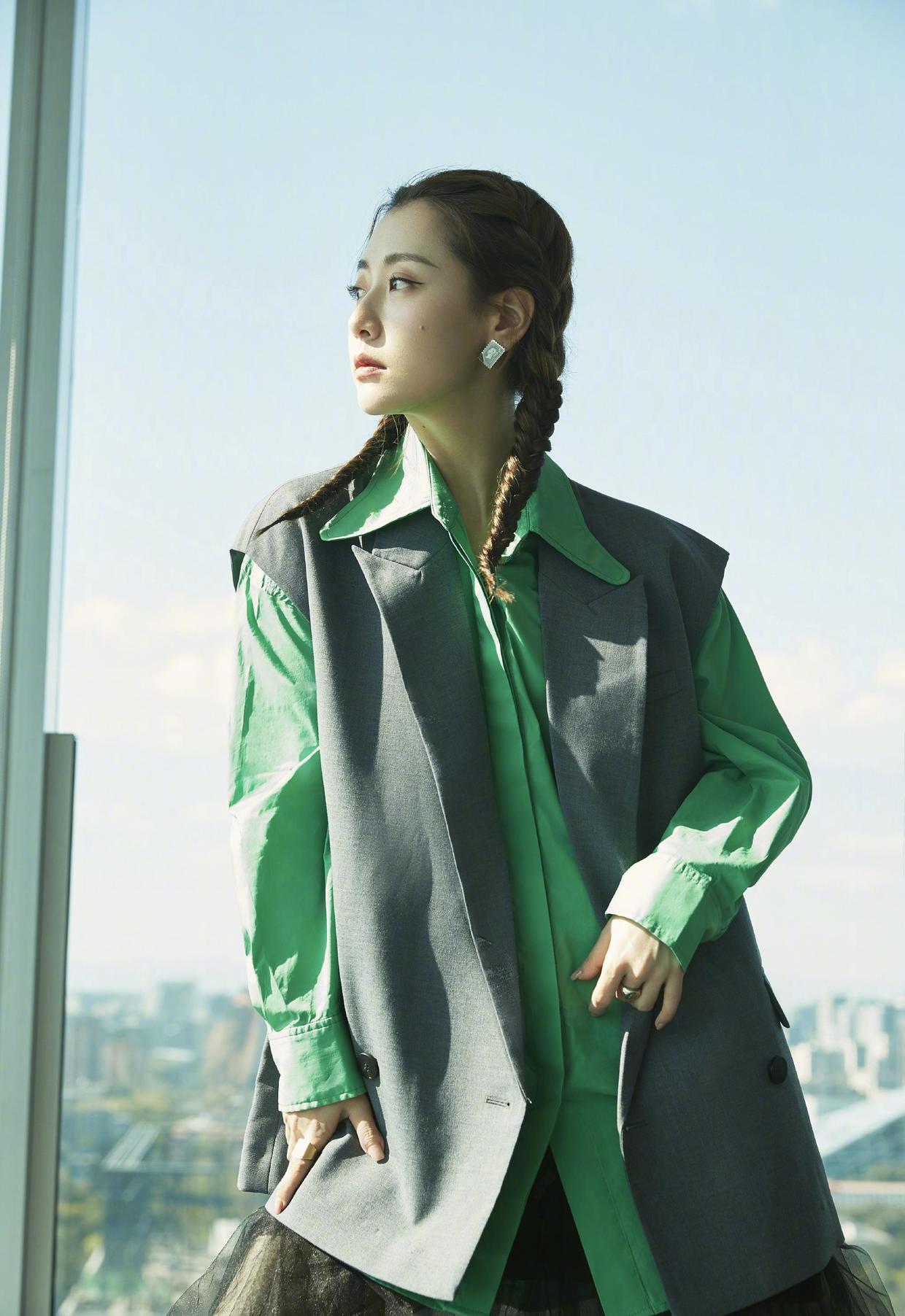 白冰造型用力过猛露脐装配皮草贵气十足牛仔裤配渔网袜太惹眼