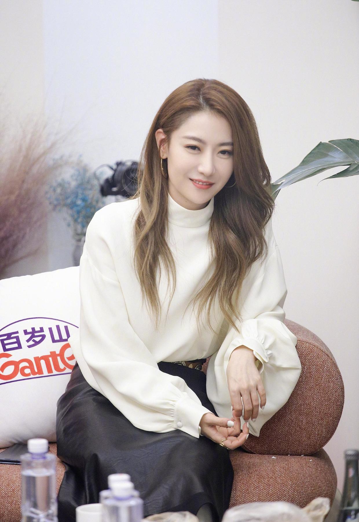 白冰造型用力过猛露脐装配皮草贵气十足牛仔裤配渔网袜太惹眼