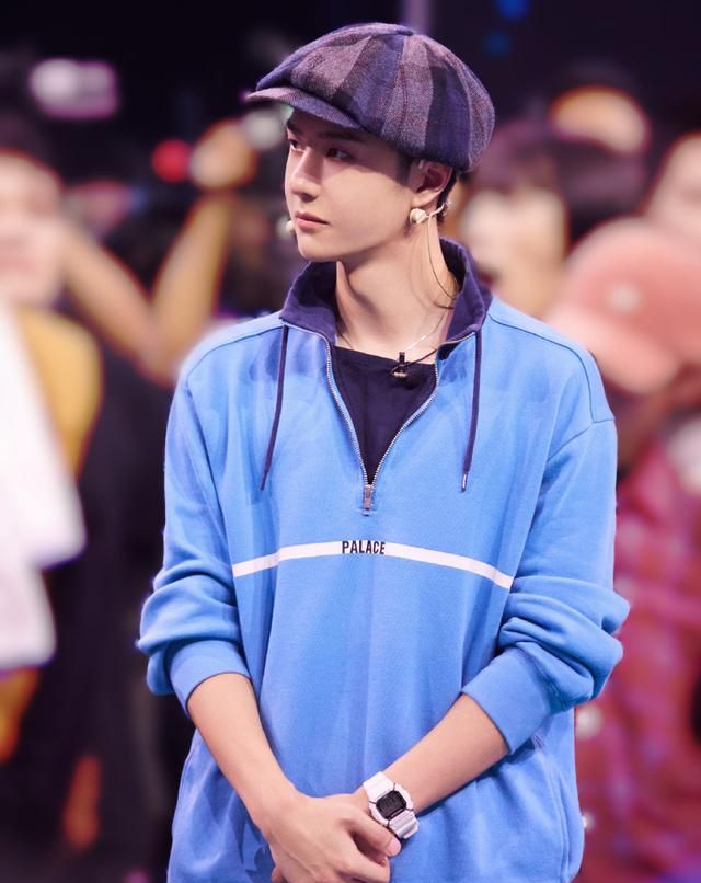 街舞4王一博队长英伦复古造型蓝色卫衣搭配黑色喷漆运动裤