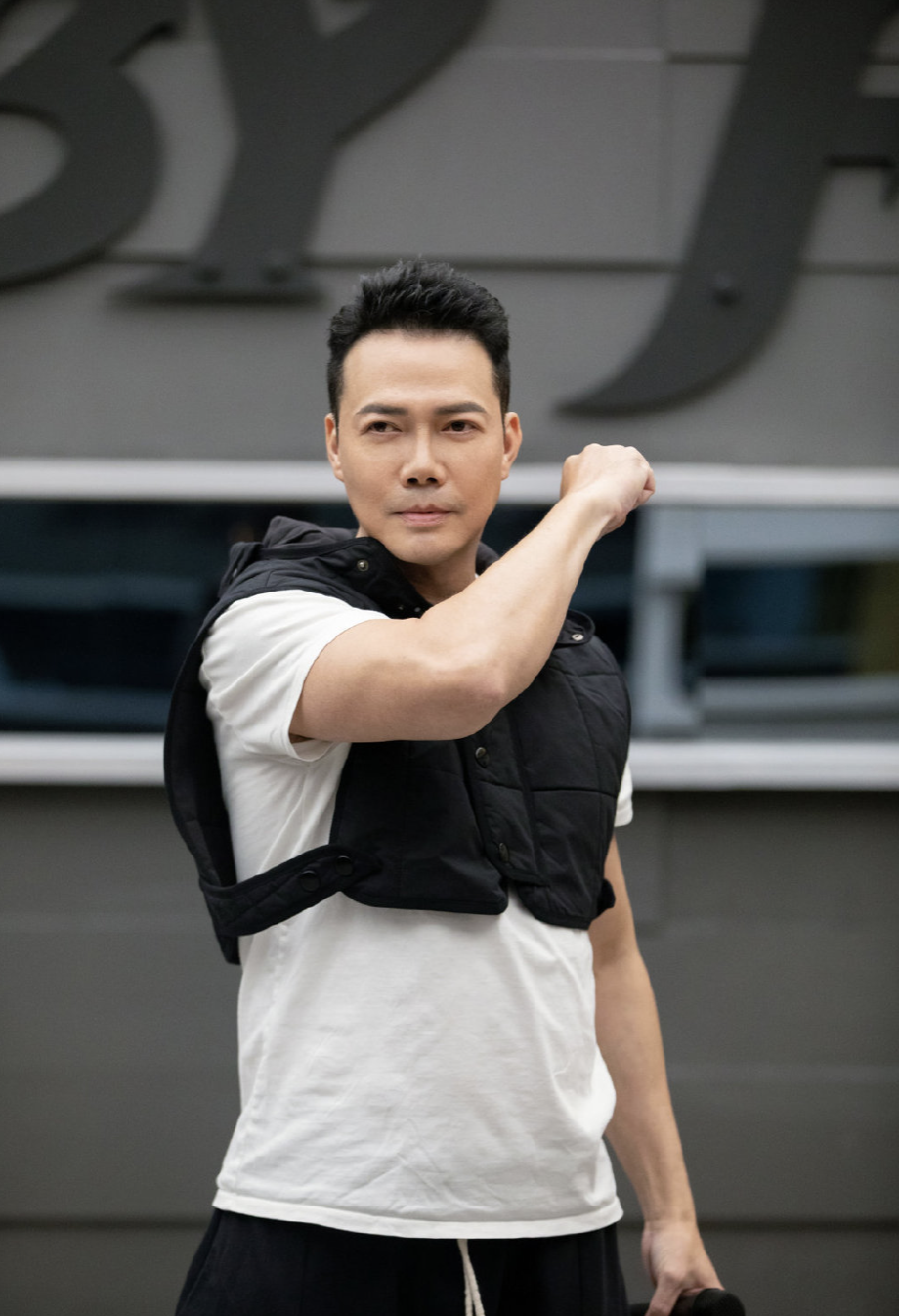 54岁谢天华携子女外出幸福满面两岁女儿罕露脸呆萌可爱像妈妈