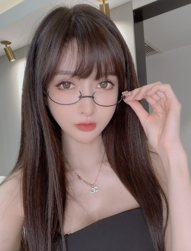 王羽杉的直播风格自然不用多说,被斗鱼制裁也是情理