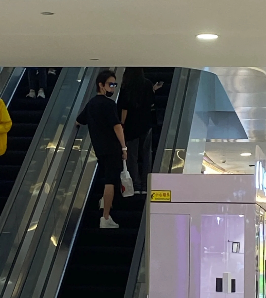 罗昊携美女逛商场疑似与周扬青已分手此前带女生现身酒店