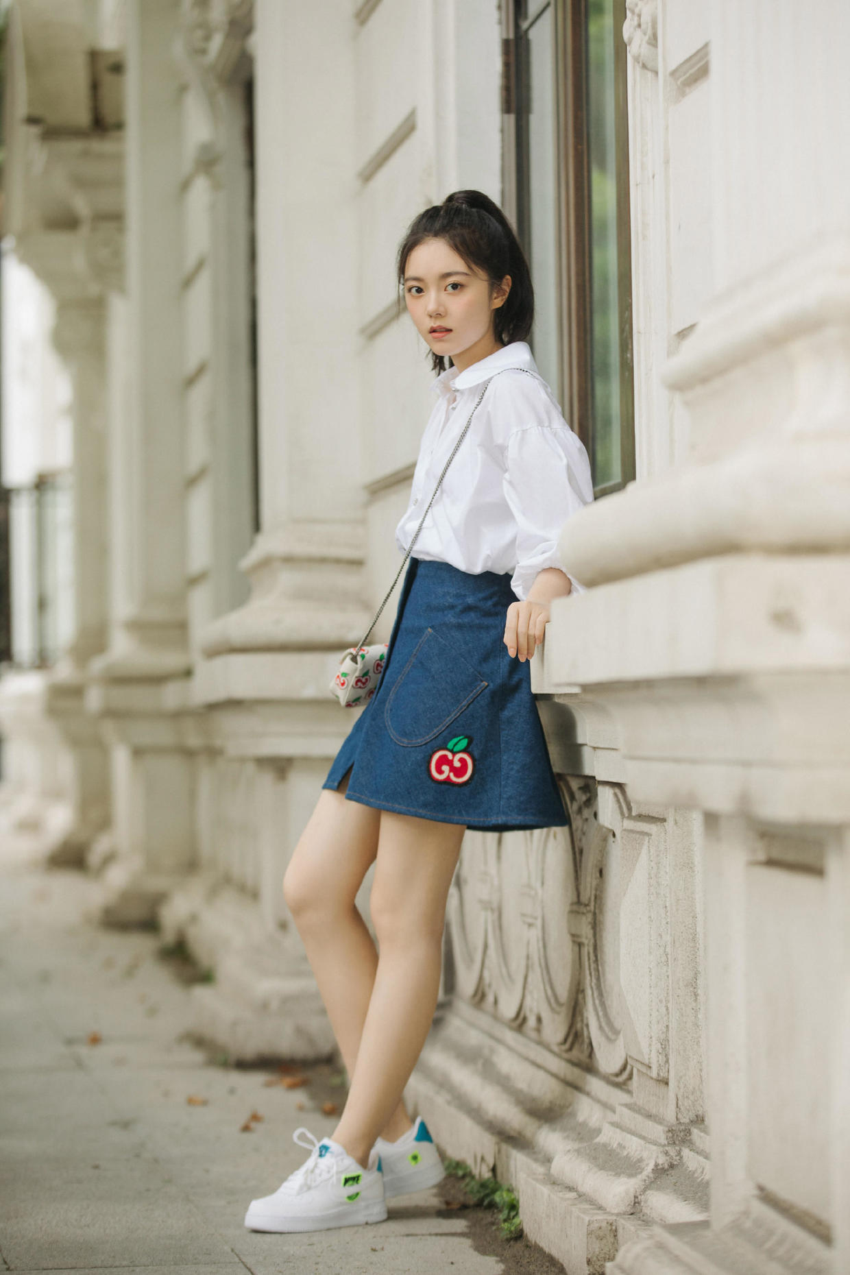 赵今麦才18岁就这么会打扮白t恤配格纹长裤洒脱随性星途无量