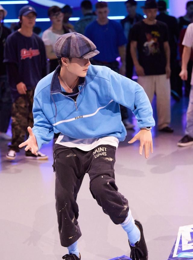 街舞4王一博队长英伦复古造型蓝色卫衣搭配黑色喷漆运动裤