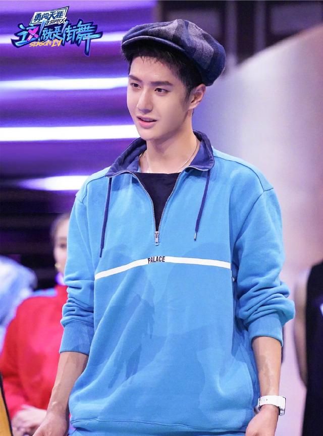 街舞4王一博队长英伦复古造型蓝色卫衣搭配黑色喷漆运动裤