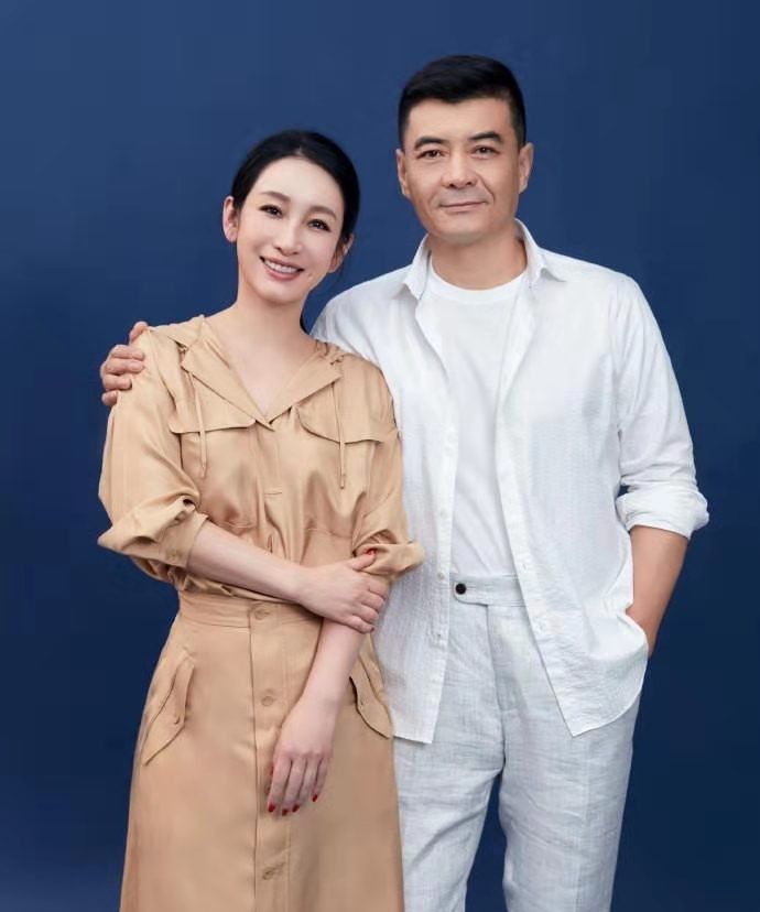 秦海璐同框老公像两辈人穿一个色减龄又洋气被宠成公主看得见