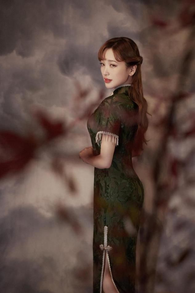 43岁刘芳菲很有"贵妇范",穿红色旗袍连衣裙高贵优雅,美得惊艳