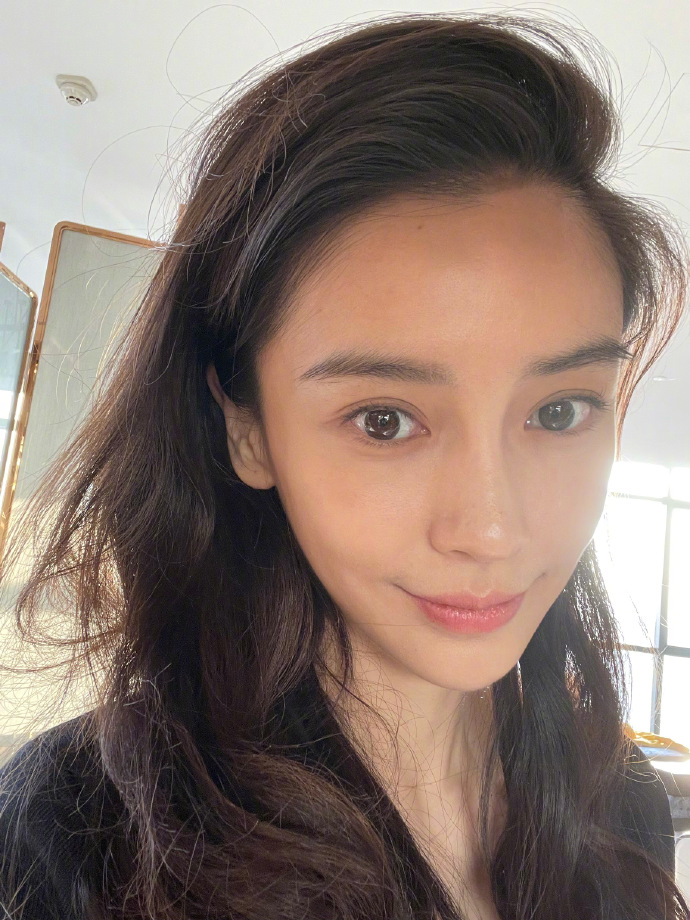 baby扎双马尾俏皮减龄 怼脸素颜照颜值抗打|angelababy_新浪新闻