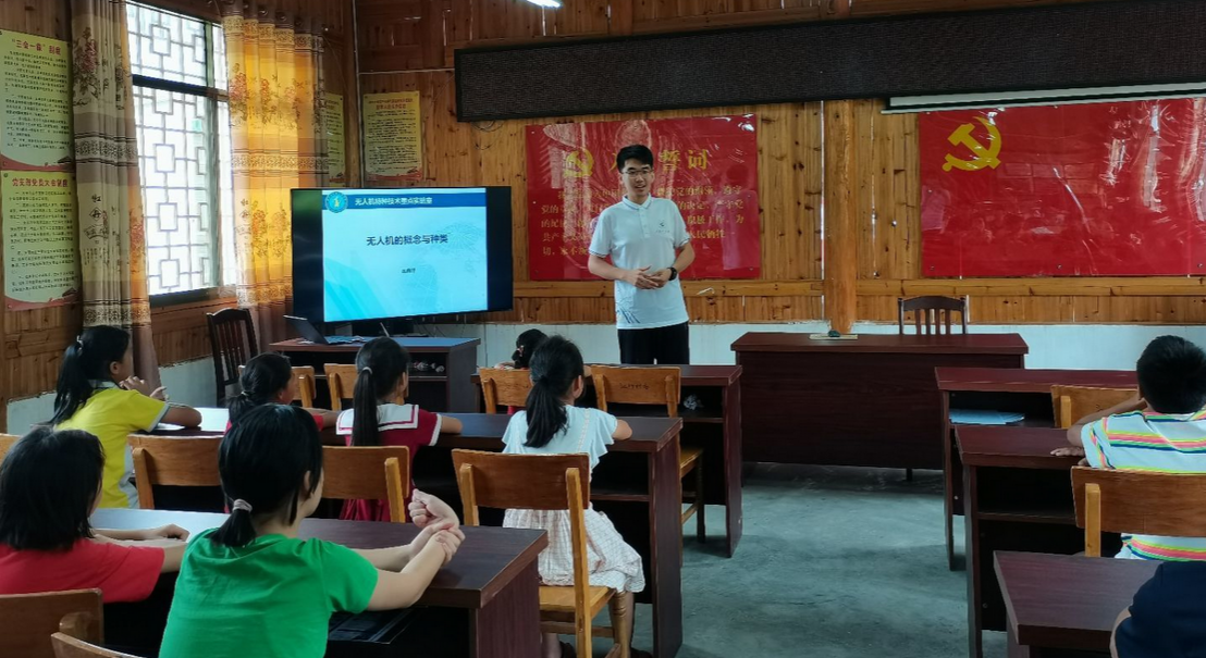 志愿者开展支教活动(央广网发 西北工业大学供图)