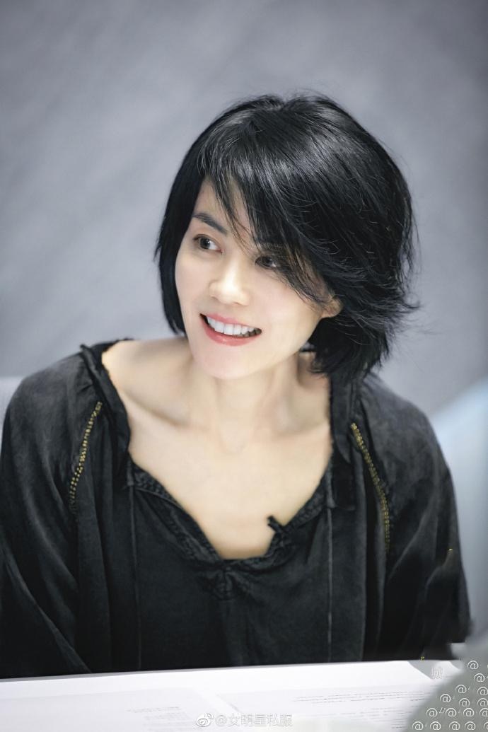 王菲晚上外出被拍穿休闲装也难掩天后气质但52岁就是老人了